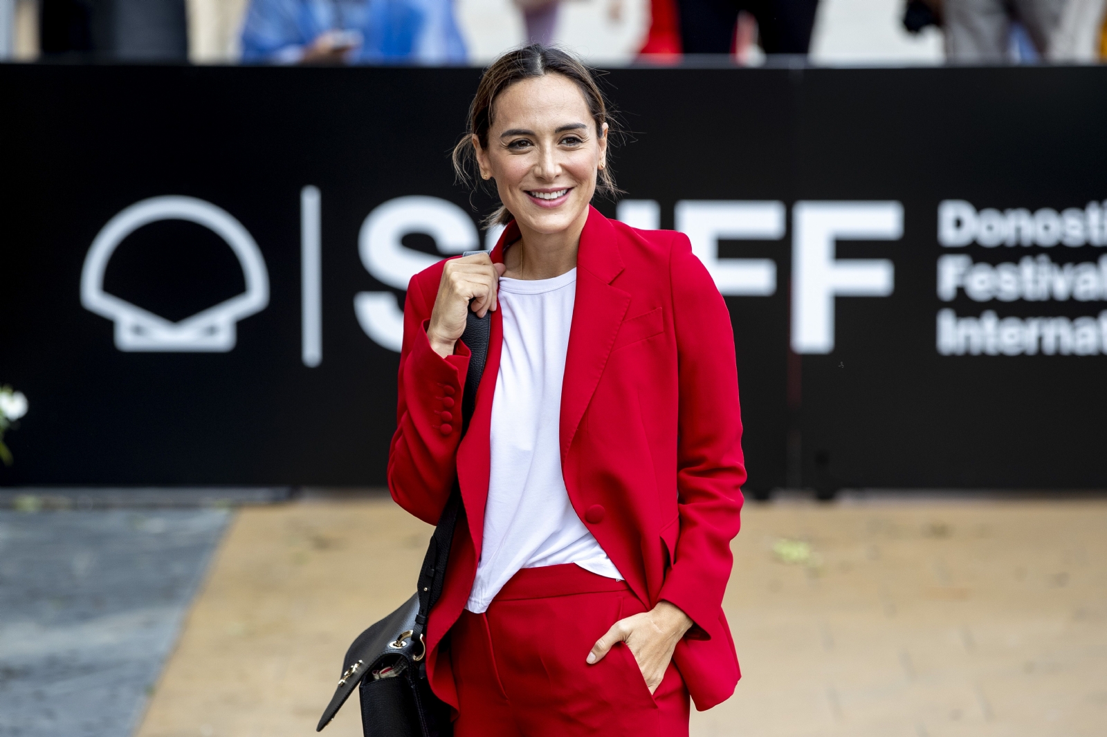 tamara-falco-traje-rojo-carolina-herrera-zapatillas-deportivas-1601046292