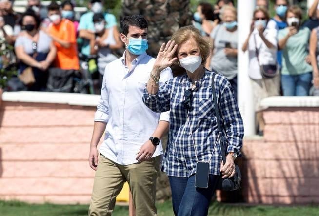 malaga-19-09-2020-la-reina-dona-sofia-participa-junto-a-varios-voluntarios-en-la-limpieza-de-una-playa-en-la-localidad-del-rincon-de-la-victoria-malaga-donde-se-ha-sumado-a-la-campana-de-limpieza-de-basura-en-en
