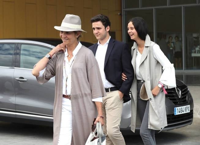 graf1995-pozuelo-de-alarcon-madrid-27-08-2019-la-infanta-elena-y-sus-hijos-victoria-federica-y-felipe-juan-froilan-a-la-salida-este-martes-del-hospital-clinico-quiron-de-pozuelo-de-alarcon-para-visitar-al-rey-ju
