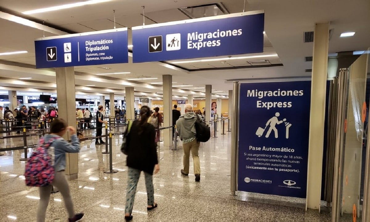 Migraciones_Expres_Aeropuerto_Ezeiza_Argentina_Pasaporte_Control_Entrada_Al_Pais