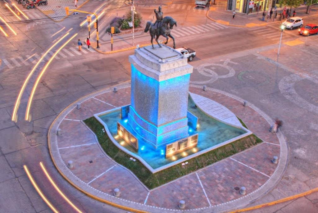 www.minutoneuquen.com_monumento_a_san_martin-bicubic