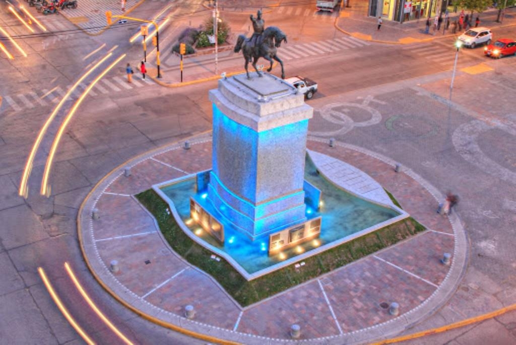 www.minutoneuquen.com_monumento_a_san_martin-mitchell