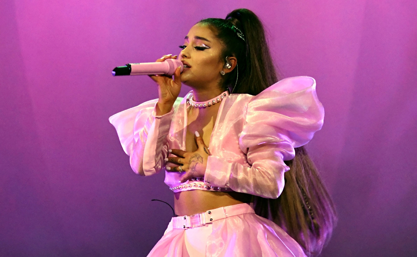 200111-ariana-grande-al-1627_18cb8bafa6f2b2c44d492e0c3eb428aa