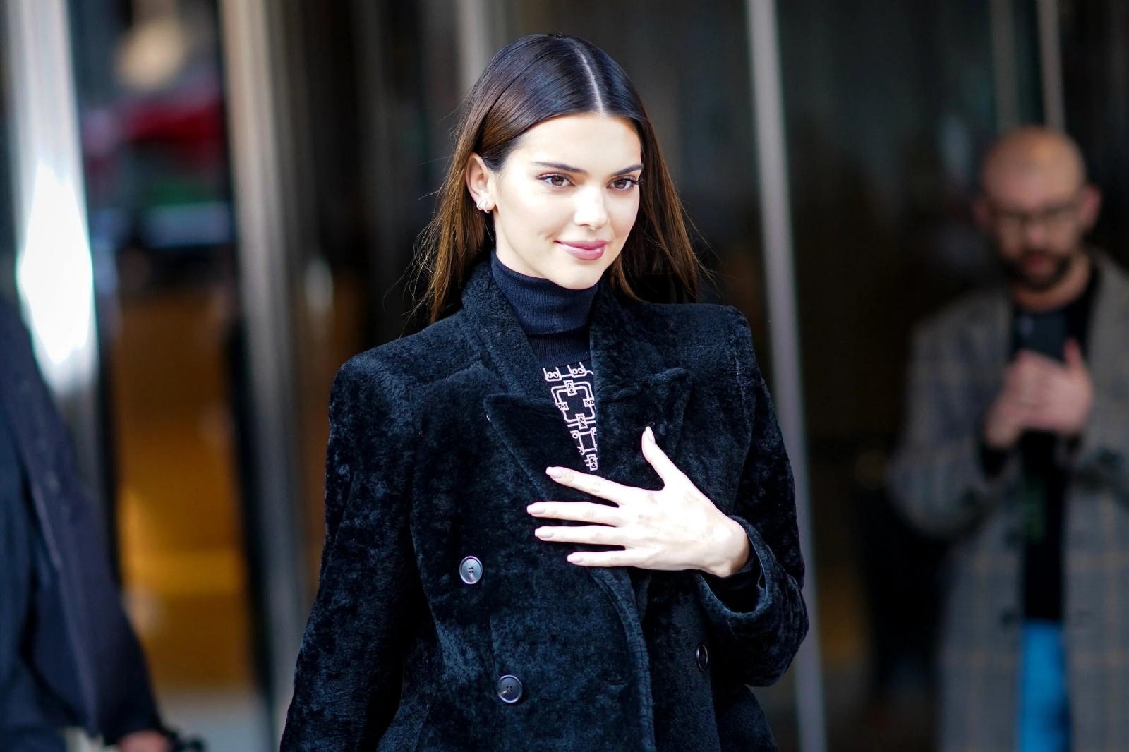 kendall-jenner-abrigo-negro-de-gamuza