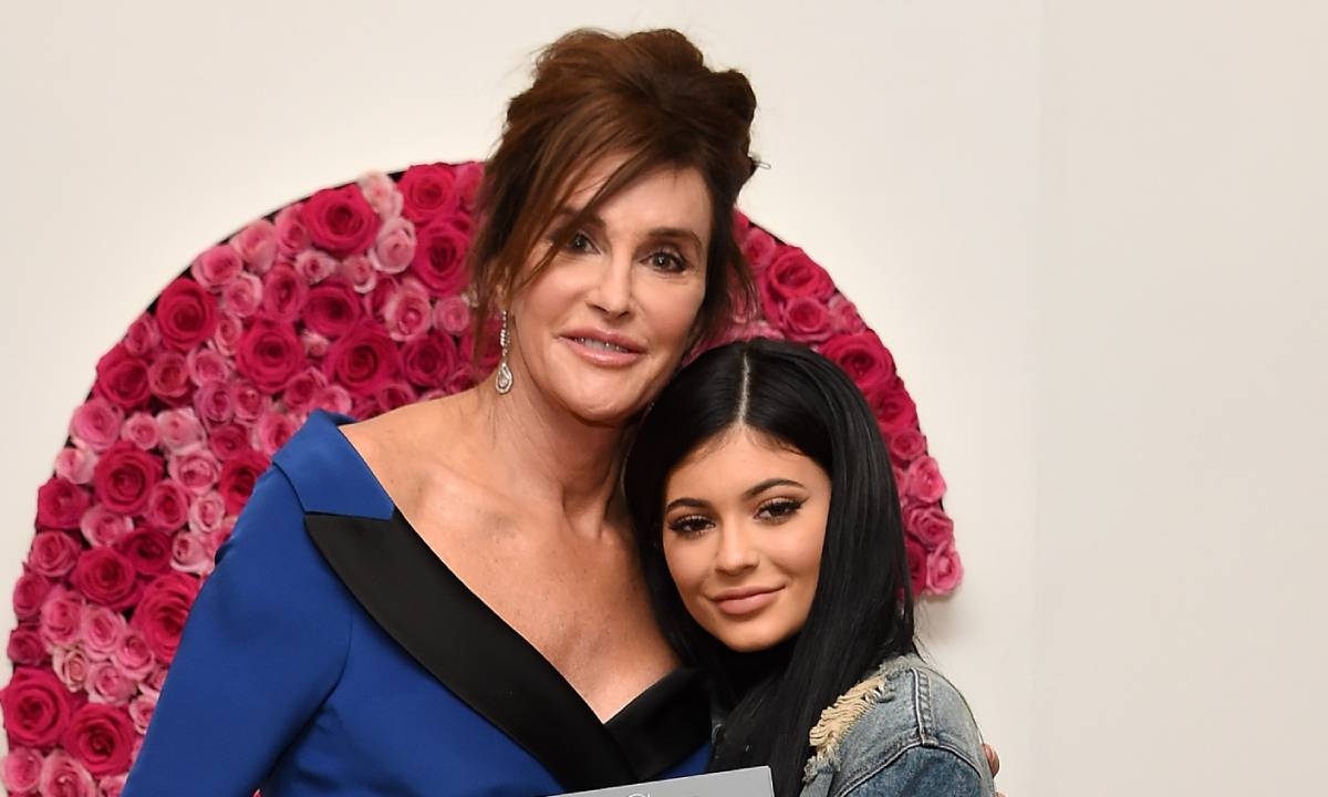 caitlyn-jenner-surprised-kendall-kylie-jenner-t