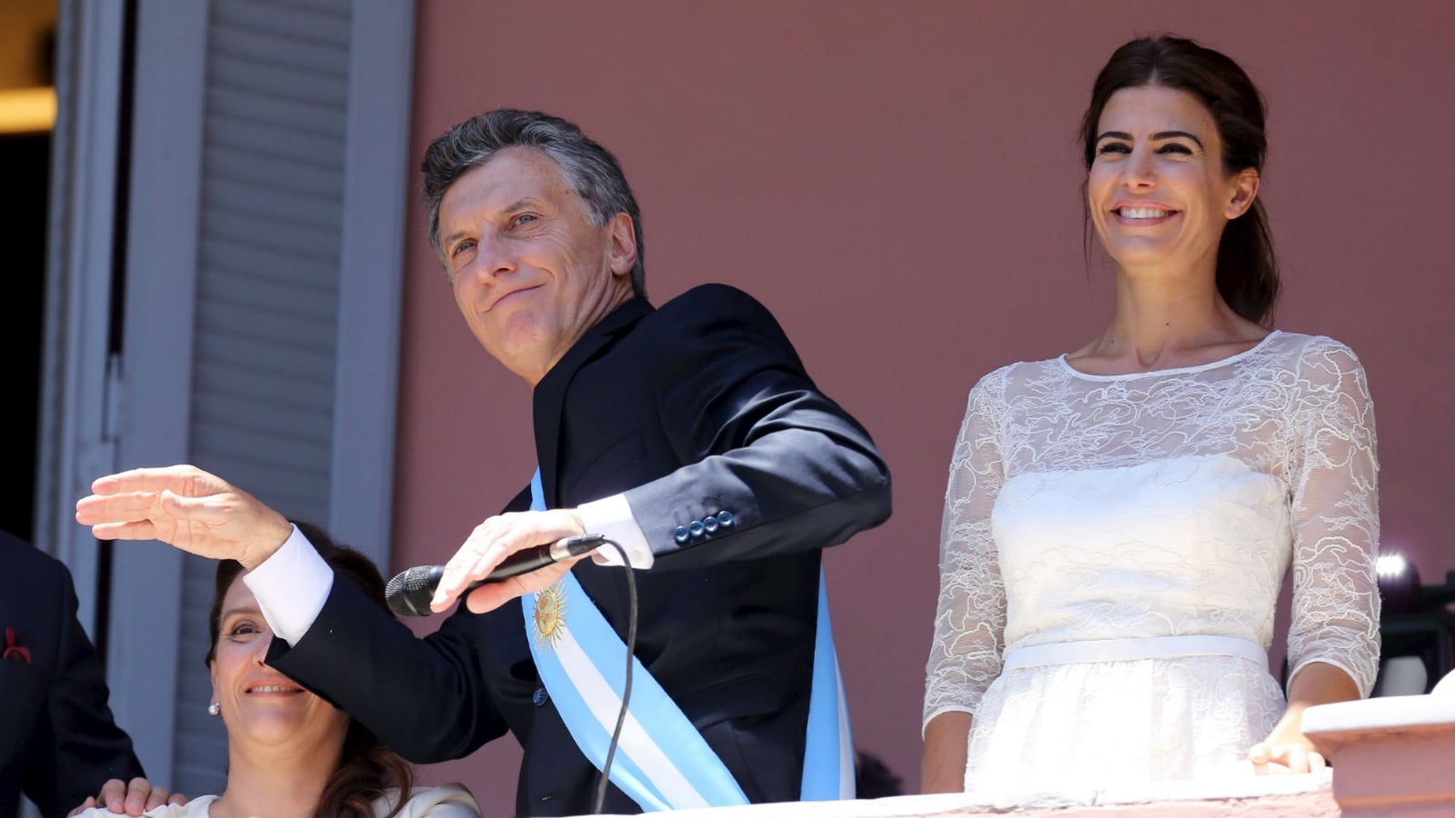 2128134-macri-bailando-en-el-balcon