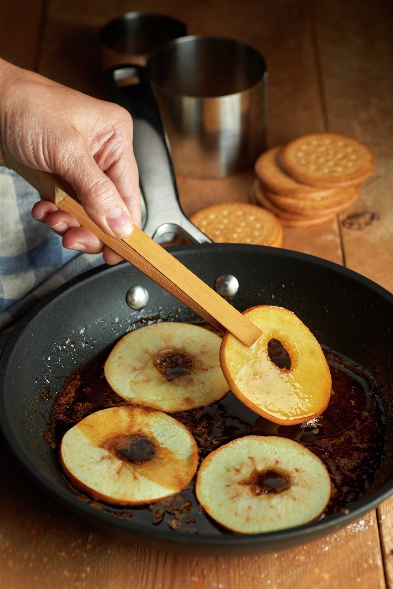 paso_a_paso_para_realizar_timbal_de_manzana_caramelizada_y_galleta_cocer_la_manzana_6a76b4ca_1334x2000