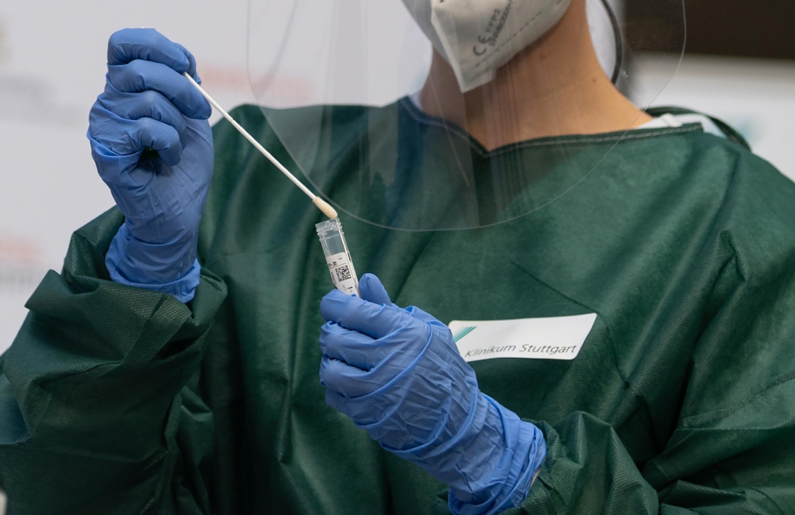 europapress-3434264-16-november-2020-baden-wuerttemberg-stuttgart-medic-holds-test-swab-before