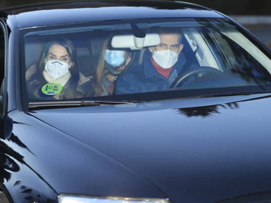 felipe-letizia-y-sus-hijas-cumplen-con-la-tradicion-del-roscon-junto-al-padre-de-la-reina