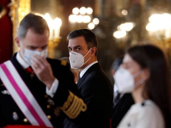mascarilla-eco-nuevo-saludo-y-una-blusa-agotada-la-pascua-militar-de-felipe-y-letizia-al-detalle