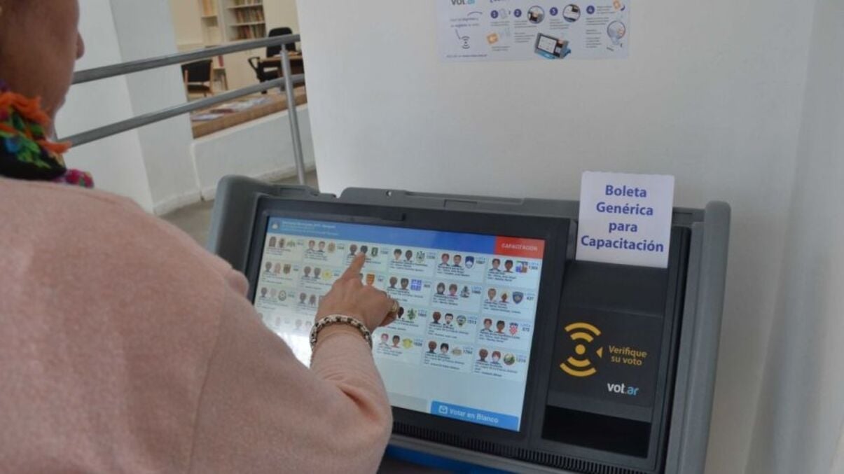 AAAG.NQN-13.09.19-FOTO-YAMIL-REGULES-NOTA-SIMULADORES-DE-VOTO-ELECTRONICO-e1635076829971 (1)
