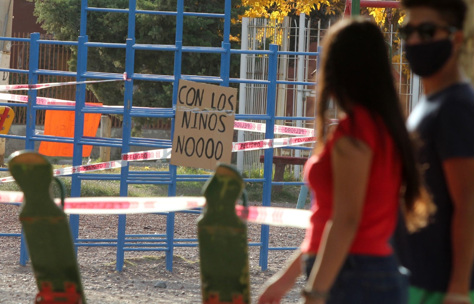 NF004-NEUQUÉN.Carteles-B°-TCI-contrta-jueza-Malvido-con-los-chicos-no-Coronavirus-FOTO-Ooscar-Livera