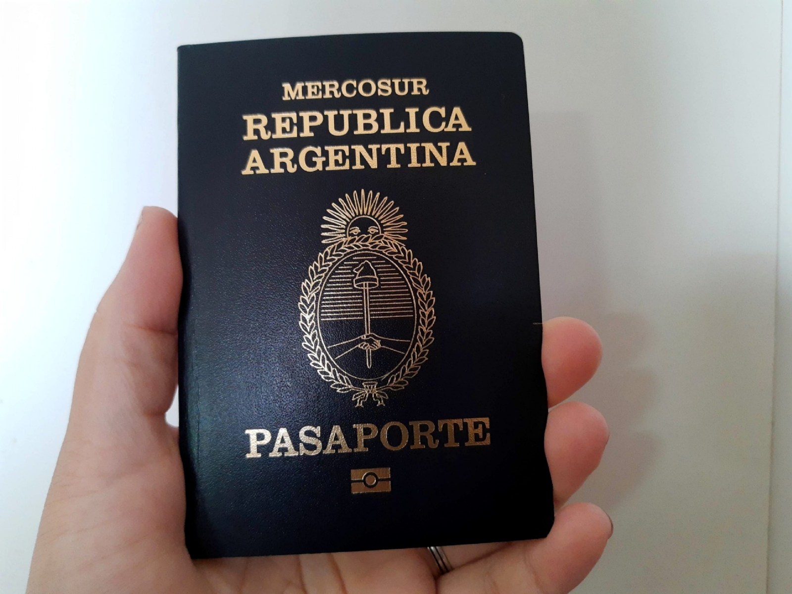 Pasaporte-Argentino-scaled