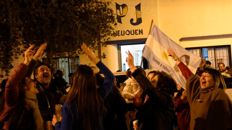 ag-nqn-festejos-del-frente-Todos-en-la-sede-del-pj-salto-7