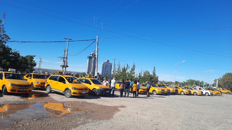 taxistas-taxi-rosa-reclamo-plaza-las-banderas