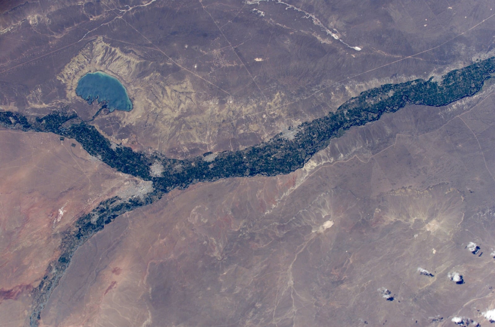 ISS008-E-6023_Pellegrini_Lake,_Neuquén_River