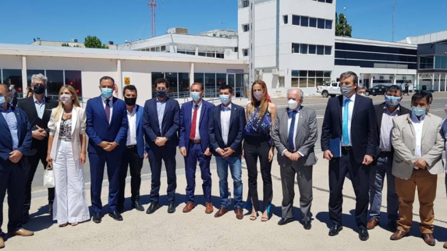 neuquen-para-participar-de-la-reunion-del-Parlamento-Patagonico-recibidos-en-el-Aeropuerto-por-las-autoridades-provinciales