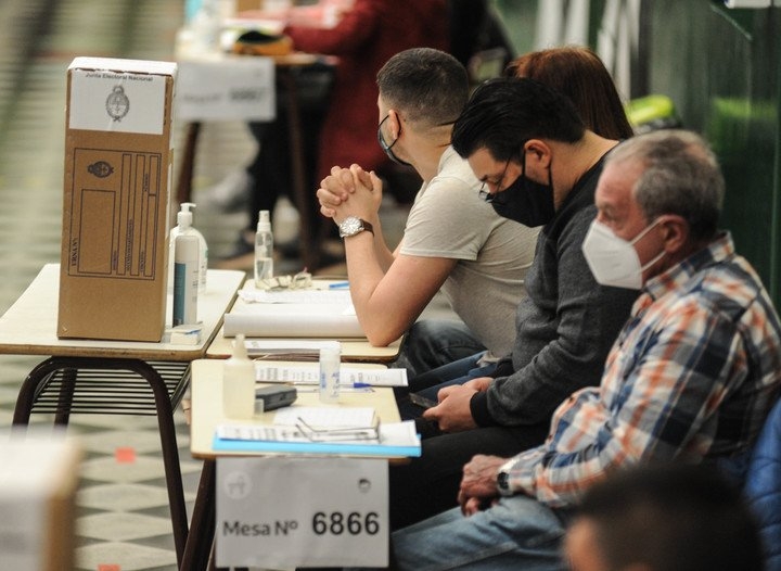 una-mesa-de-votacion-durante___CuIUrMd1t_720x0__1