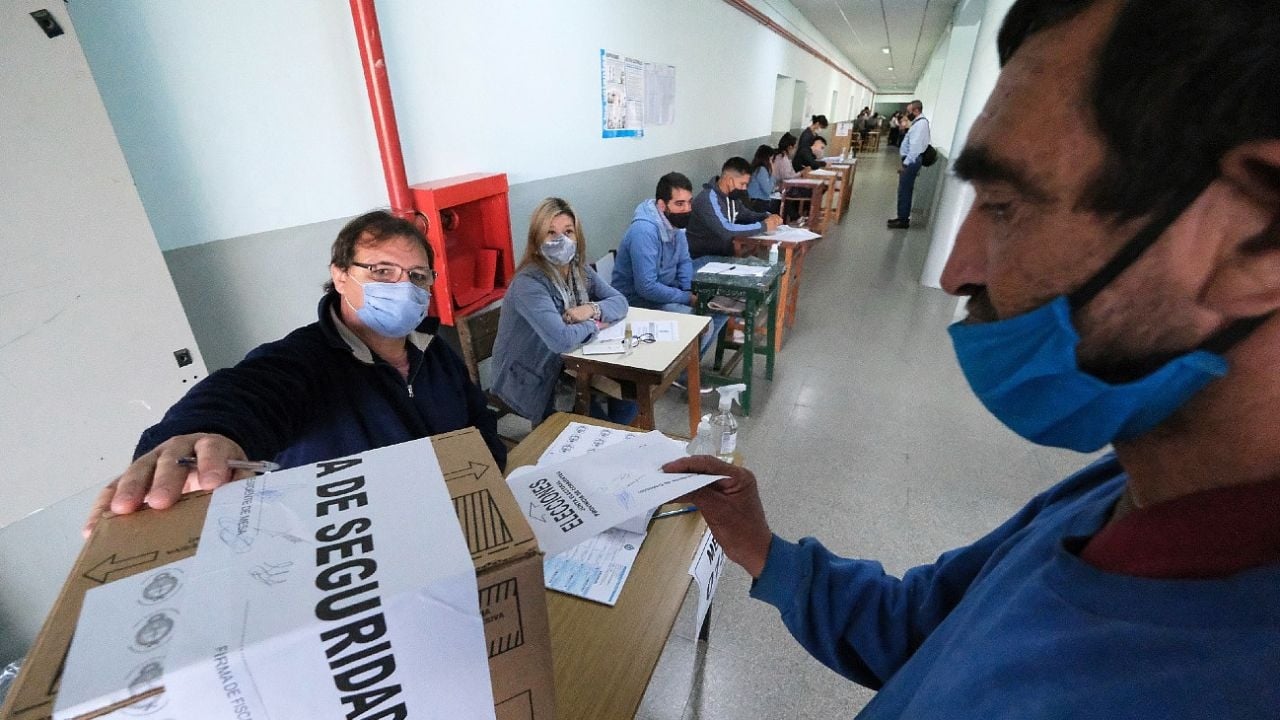 aunque-algunas-mesas-abrieron-con-demora-las-elecciones-se-desarrollan-con-normalidad-en-corrientes-1223278