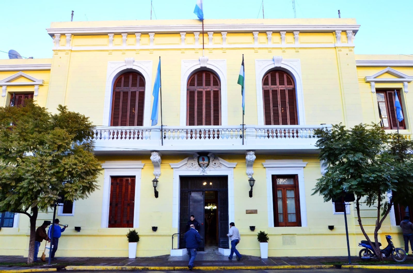 vf-pintura-en-fachada-de-casa-de-gobierno-1