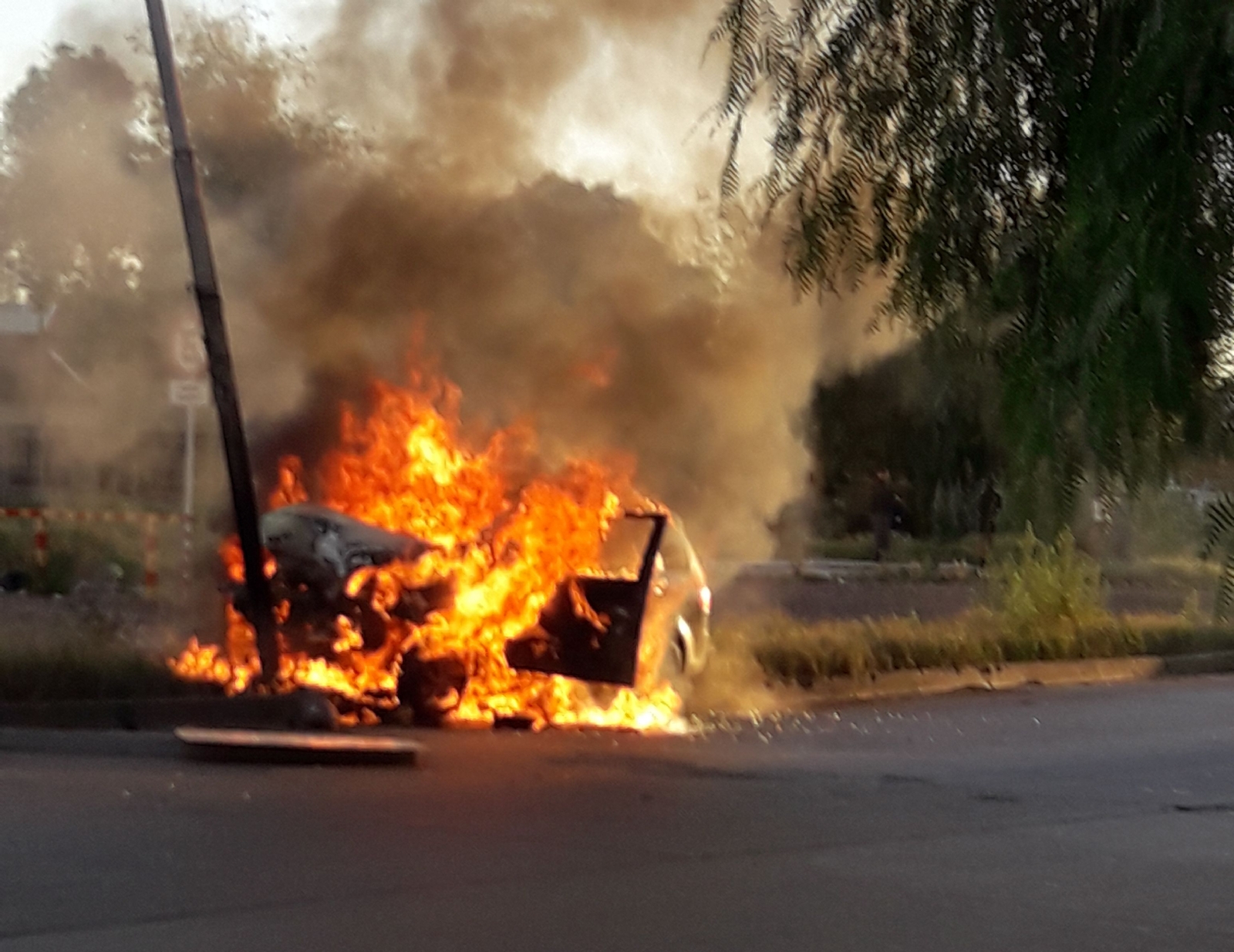 1526239928424auto incendiado en Mendoza