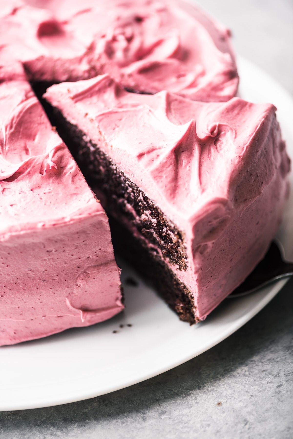 christmas-cakes-chocolate-cake-with-cranberry-buttercream-1604331196