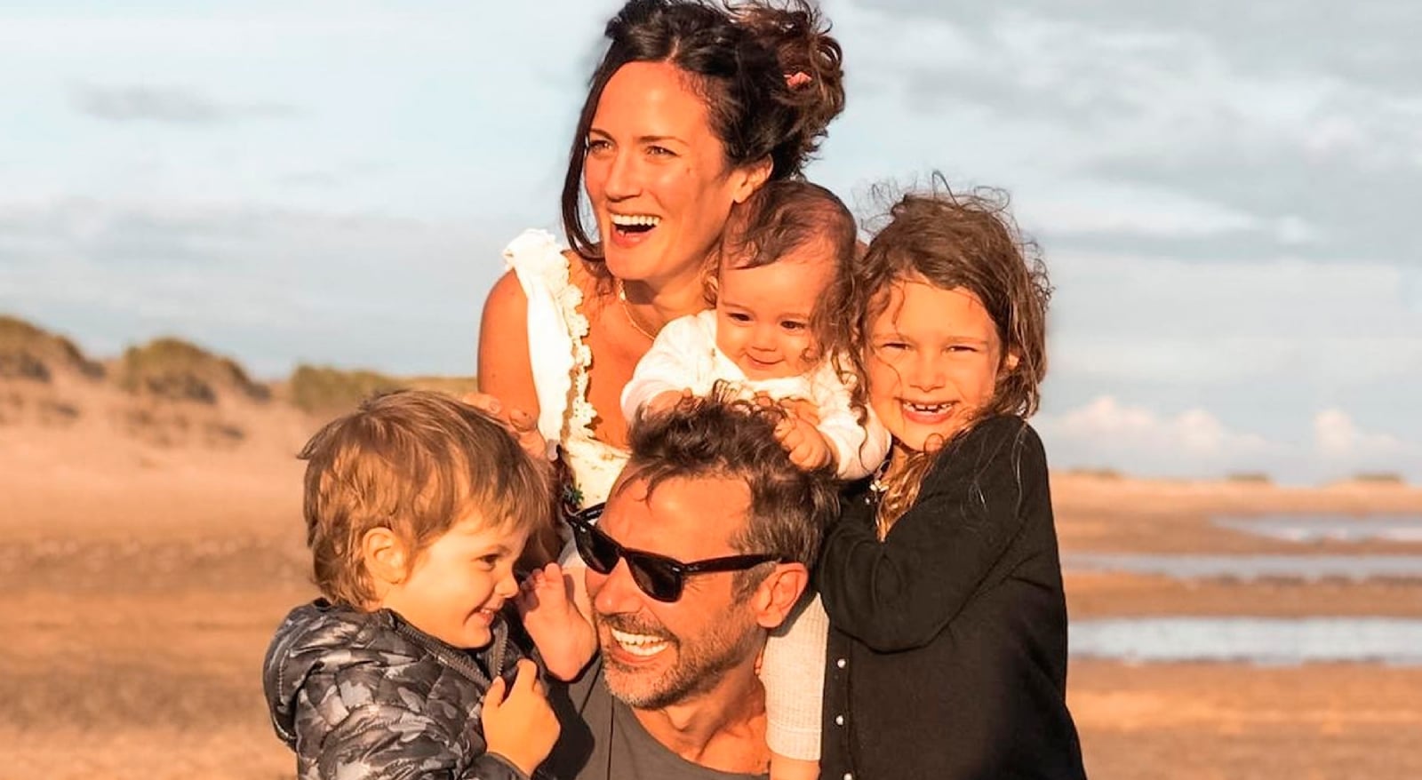 las-postales-de-paula-chaves-con-pedro-alfonso-y-sus-hijos-en-la-playa-nos-amo
