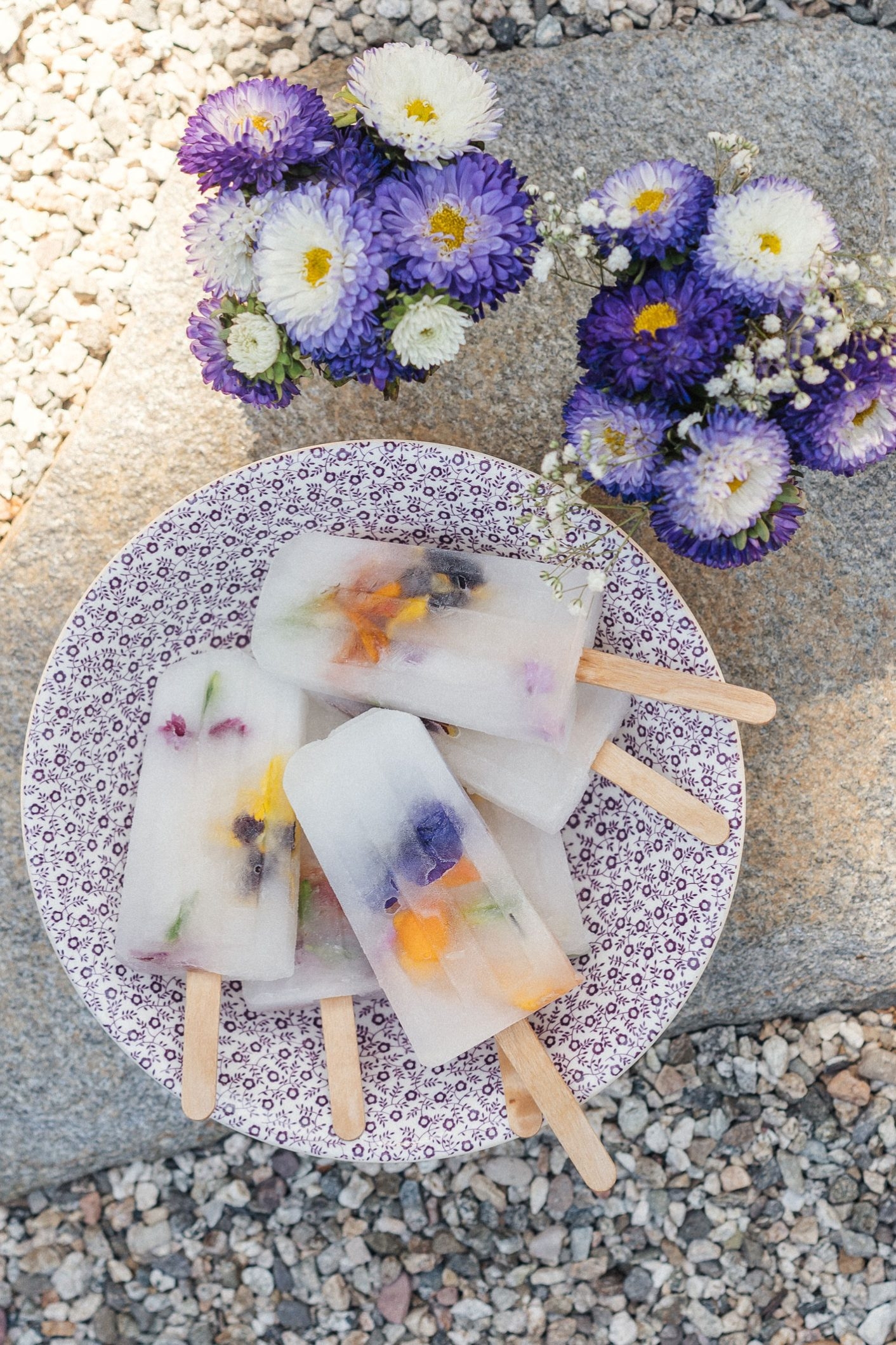 Louise-Roe-of-Front-Roe-does-a-DIY-for-edible-flower-popsicles-0-1412x2118