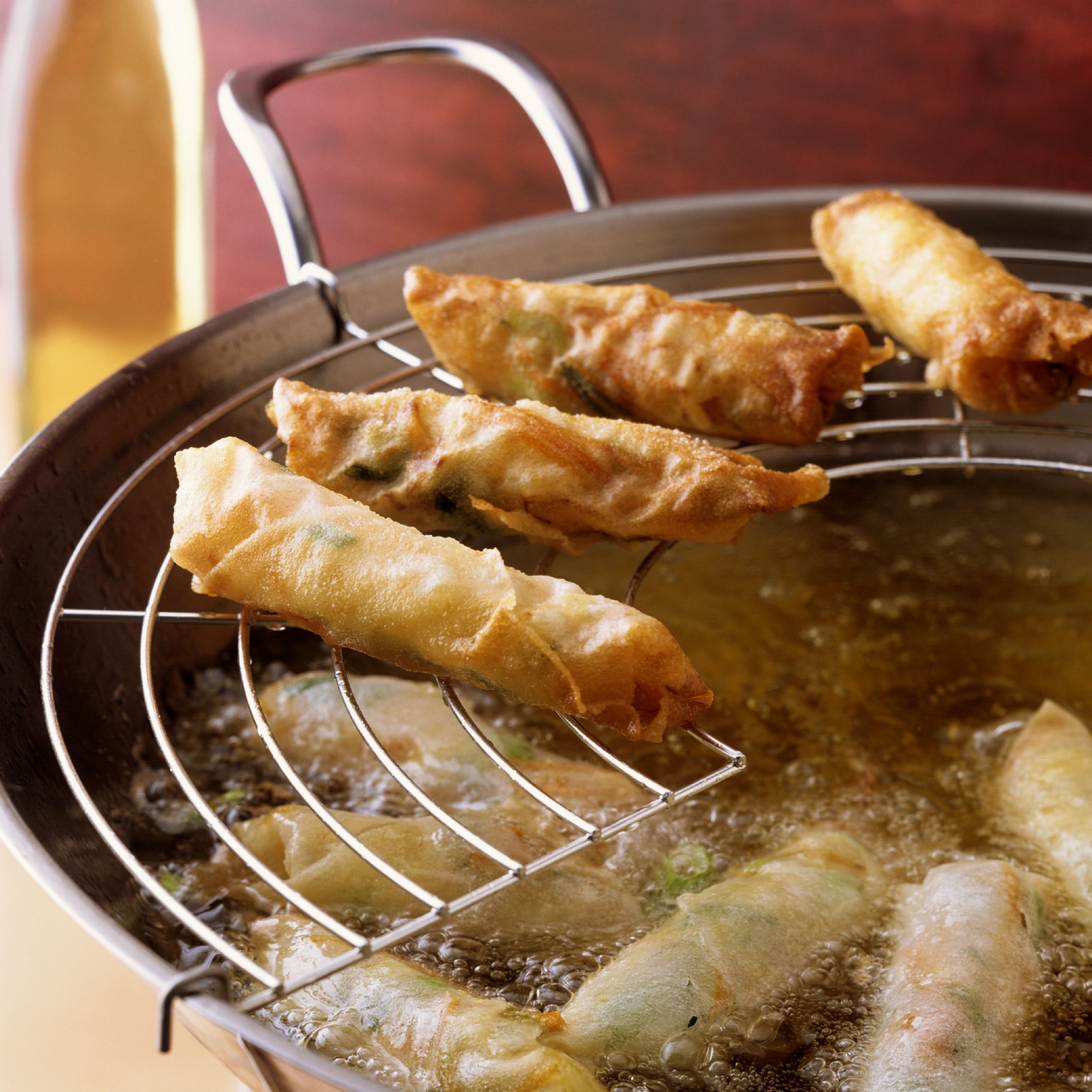 deep-fried-spring-rolls-with-vegetable-filling-56113135-5b070fc41d64040037c4c492