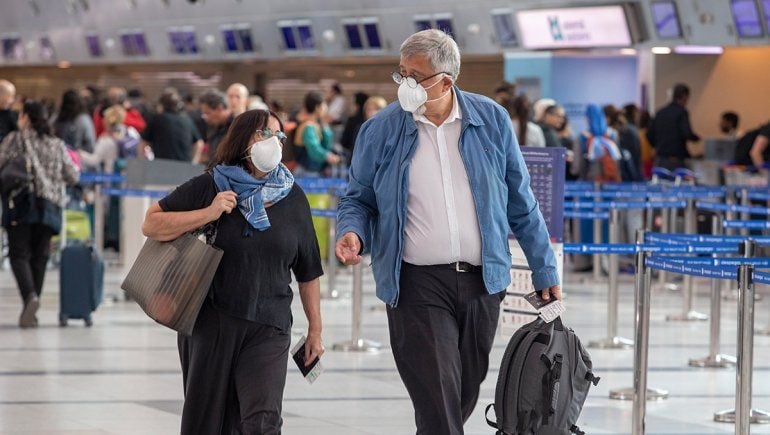coronavirus-generica-gente-barbijos-aeroparquejpg