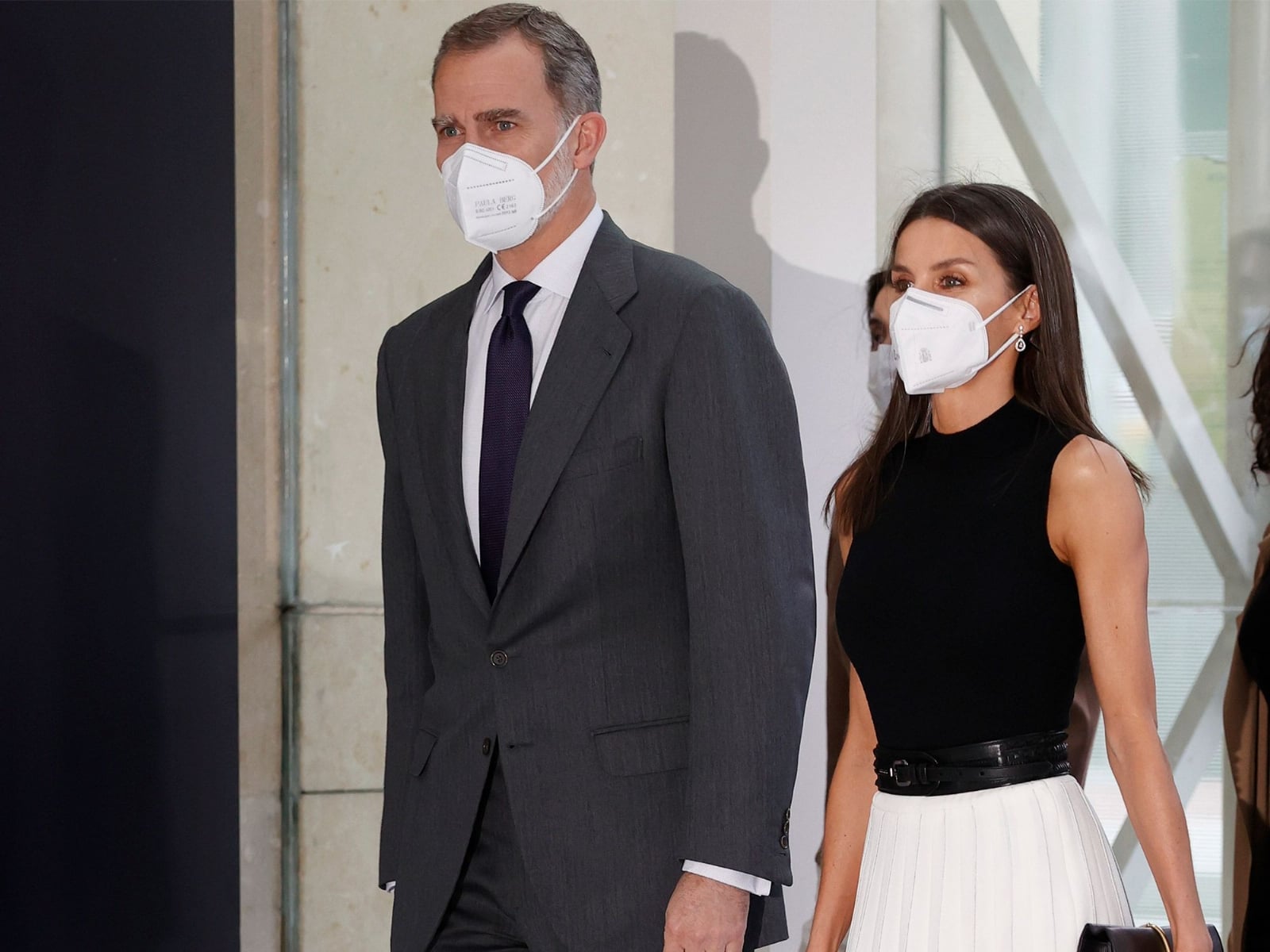 reina-letizia-falda-blanca-plisada-adolfo-dominguez-elle-00-1618339418