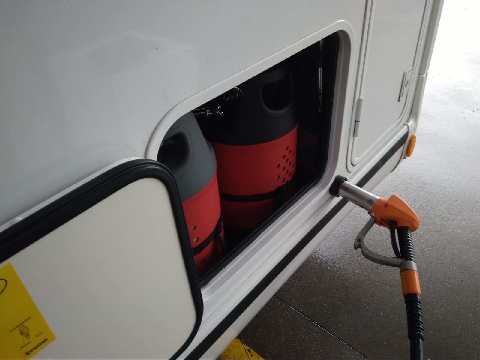 foto-2-botellas-repostando-autocaravana-1613153176