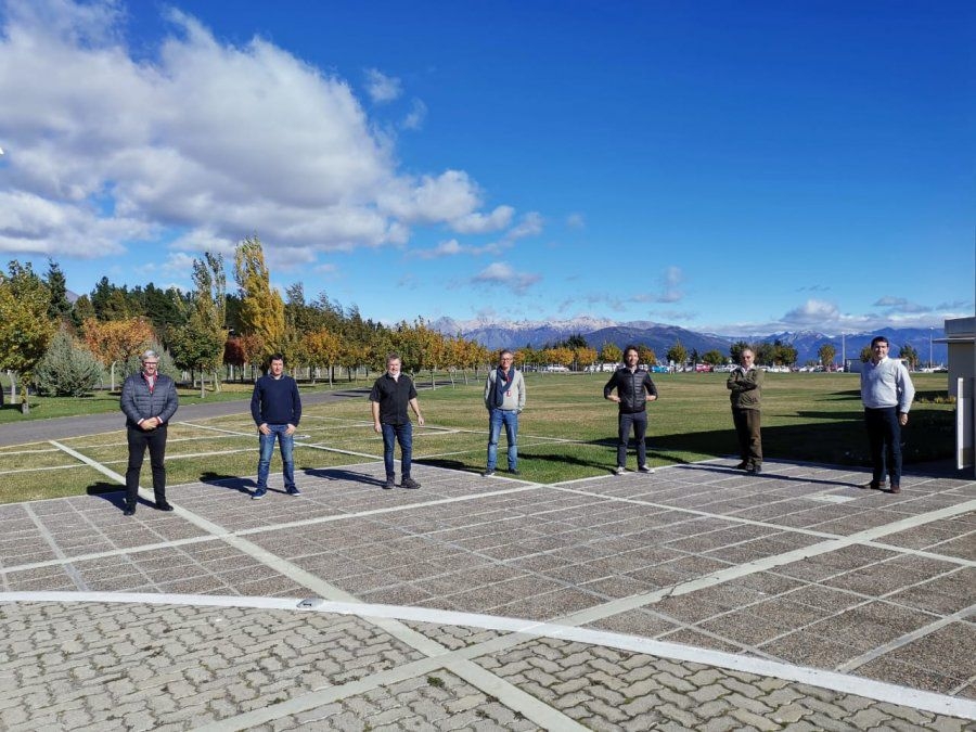 directivos-y-tecnicos-jemse-e-invap-reunidos-bariloche