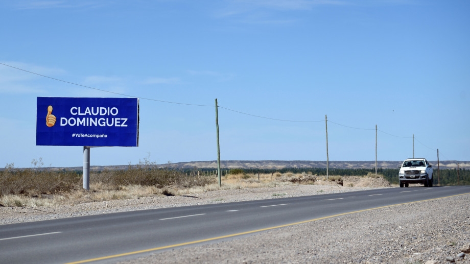 ag-nqn-Carteles-de-campana-de-Claudio-Dominguez-salto-7