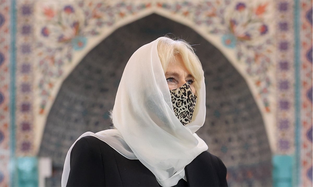 camilla-parker-bowles-head-scarf-t