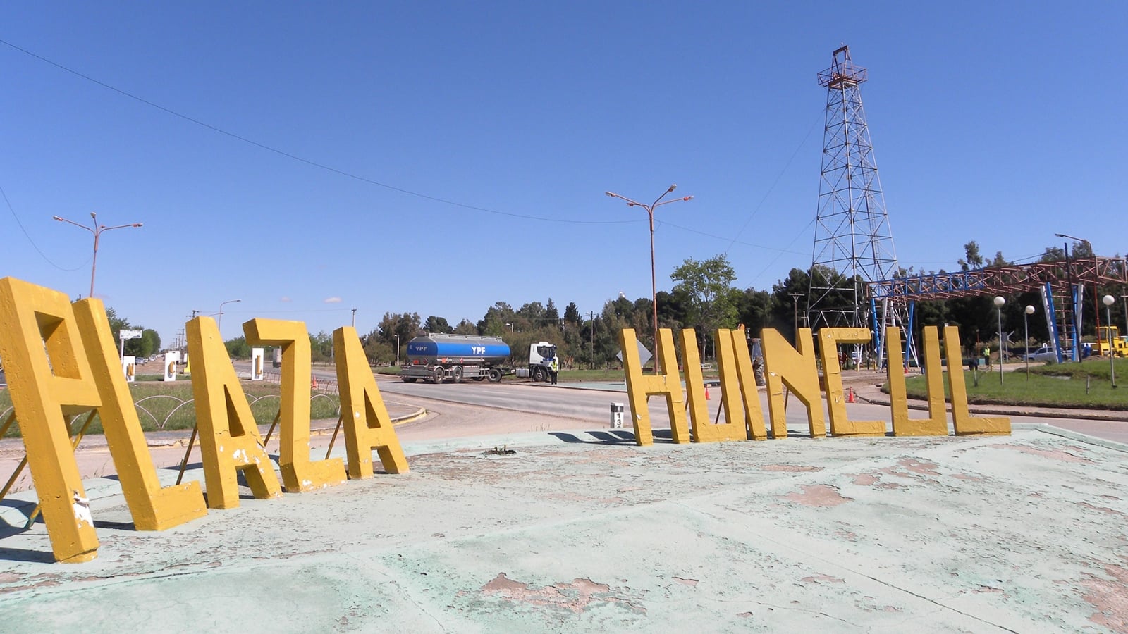Plaza-Huincul-y-Cutral-Co-a-100-anos-del-descubrimiento-de-petroleo-1