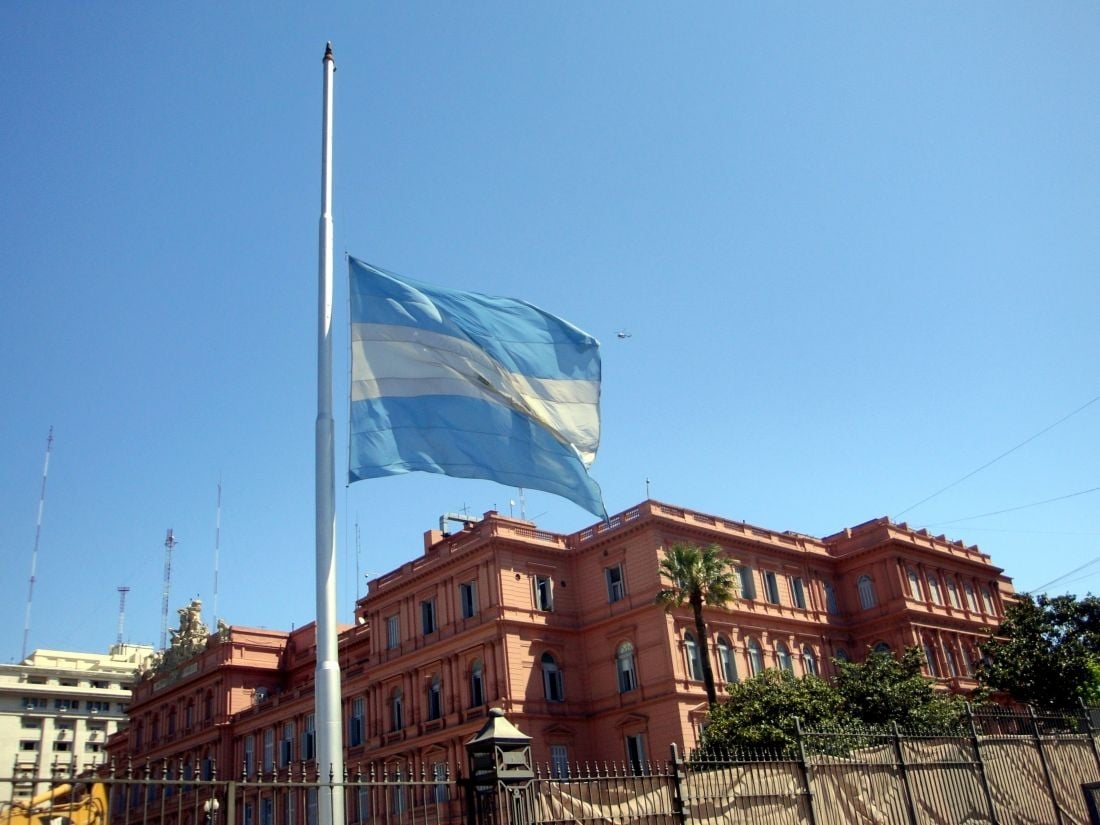 84376-cinco-dias-de-duelo-nacional-por-los-mas-de-100-mil-muertos-por-covid