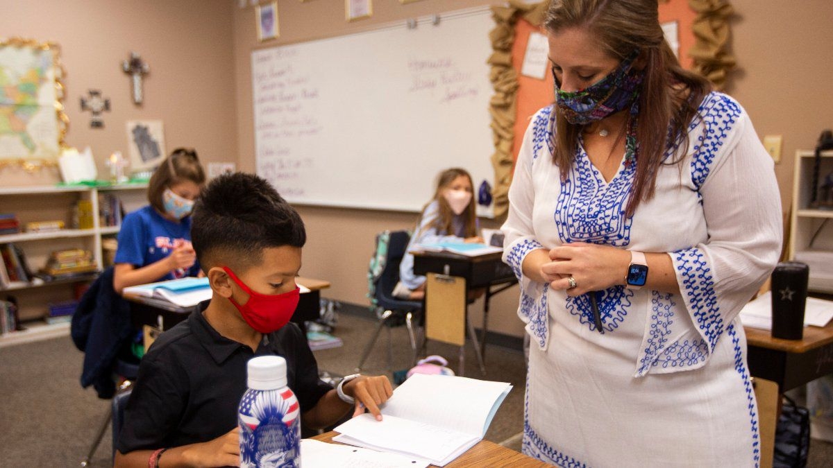 la-maestra-amanda-cardona-habla-ray-urias-9-anos-una-tarea-el-25-agosto-del-2020-su-aula-la-escuela-episcopal-st-john-odessa-texas-los-resultados-los-examenes-estandarizados-tomados-estados-unid