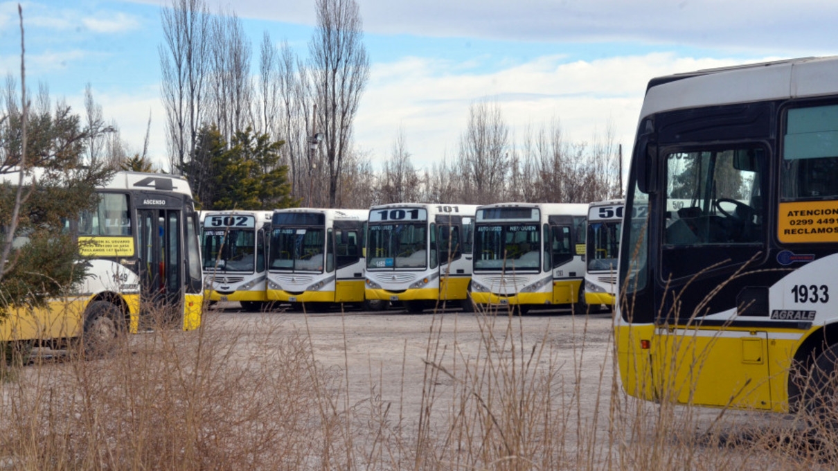 AG.NQN-25.06.18-FOTO-YAMIL-REGULES-PARO-NACIONAL-BASE-AUTOBUSES-SANTA-FE-1 (1)