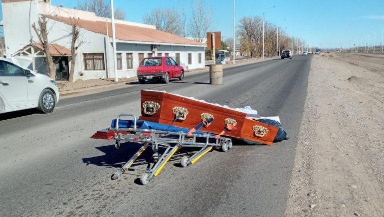 cortejo-funebre-perdio-el-ataud-plena-ruta-22-senillosa (3)