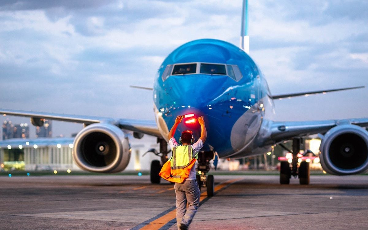 trabajadores-aerolineas-argentinas-en-pista-con-avion-750x375@2x
