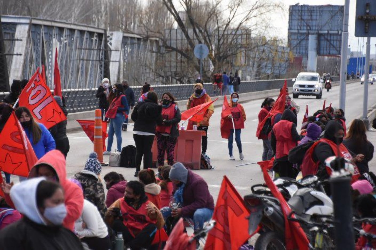 sfp-organizaciones-sociales-cortan-puente-neuquen-cipolleti
