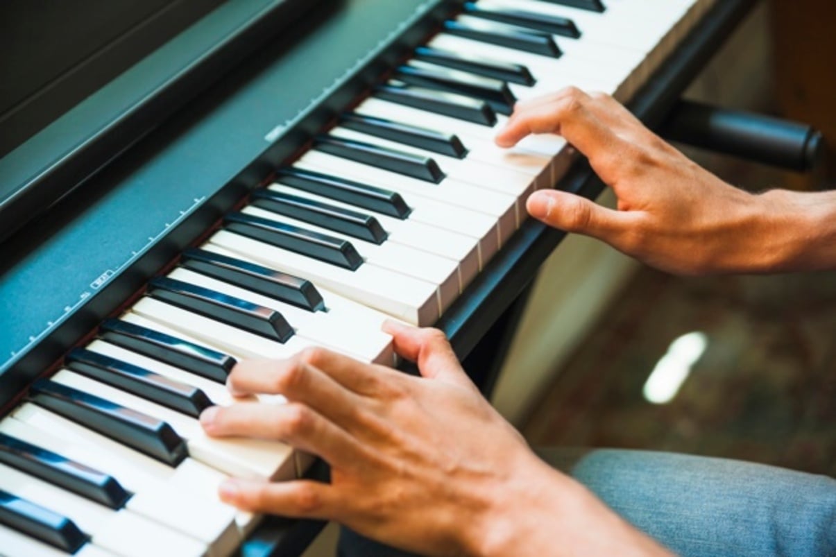 manos-cultivo-tocando-piano-electrico_23-2147864000 (1)