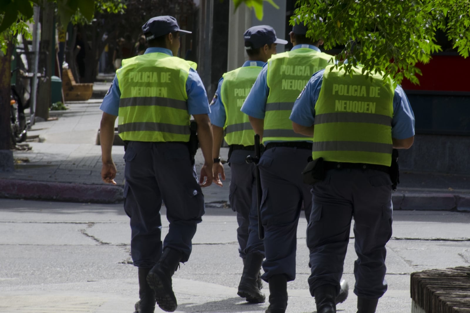 Nqn-Policia-patrullando-en-neuquen-Juan-Thomes-1