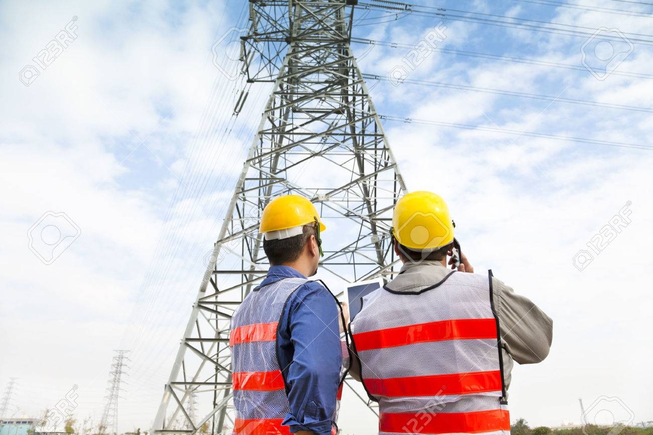 24399345-dos-trabajadores-que-usen-casco-protector-trabaja-en-la-estación-de-energía-eléctrica