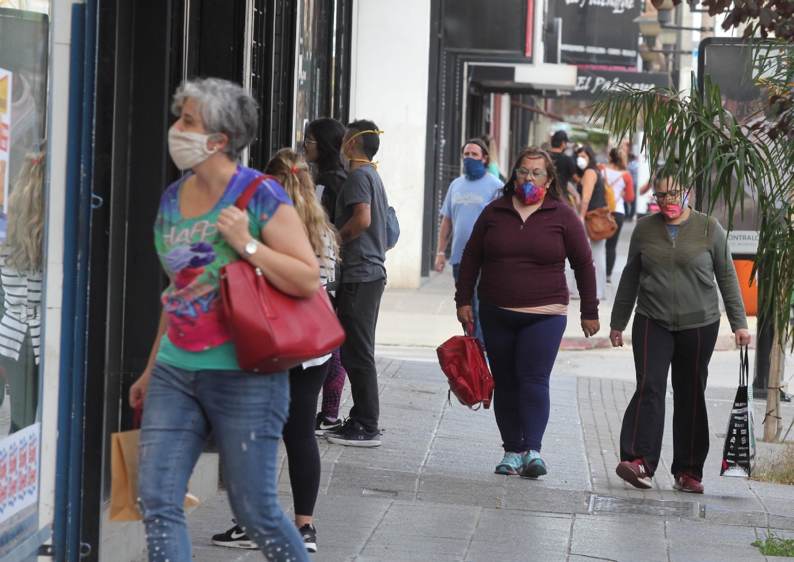 NF021-NEUQUÉN.Comercios-habilitados-14-19-hs-Bajo-Neuquino-Coronavirus-FOTO-Oscar-Livera
