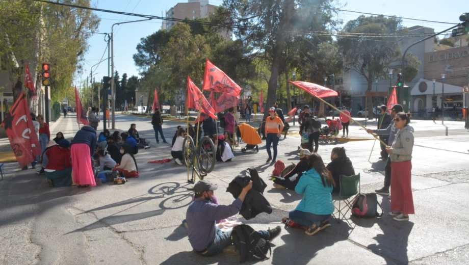 neuquen-marcha-de-organizaciones-sociales-en-el-centro-foto-yamil-regules