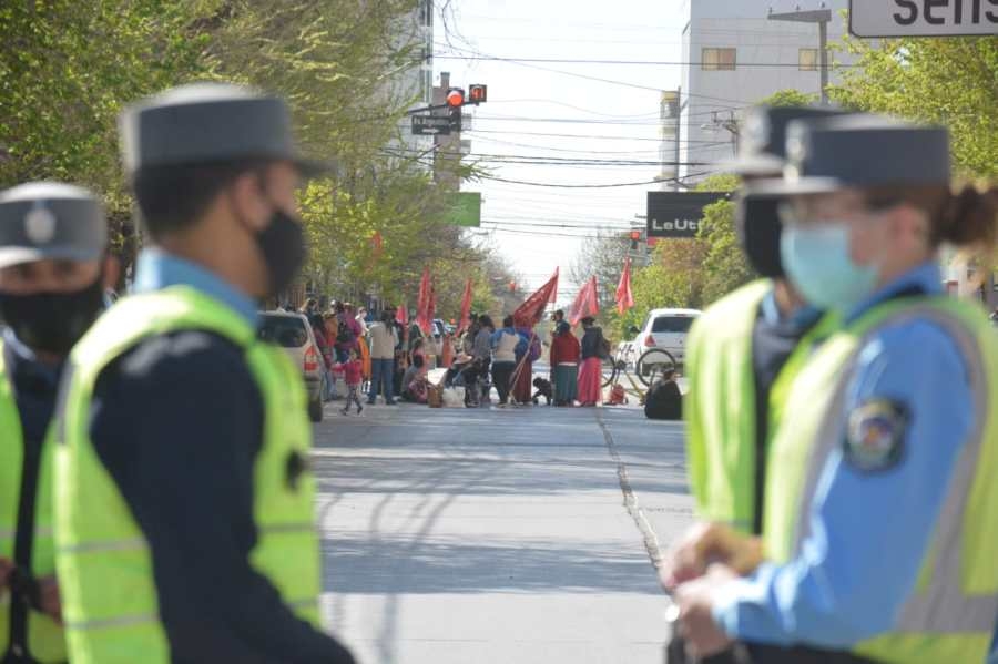 neuquen-marcha-de-organizaciones-sociales-en-el-centro-foto-yamil-regules-03