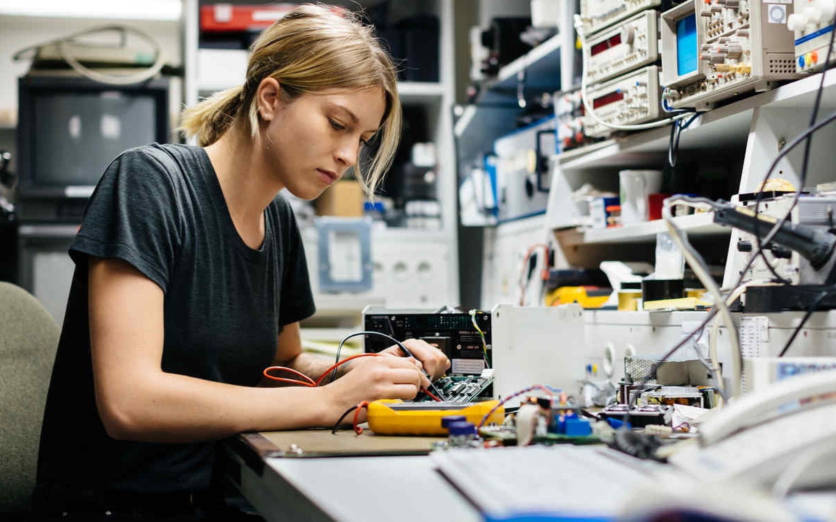 joven-ingeniera-electronica-trabajando_1200x750