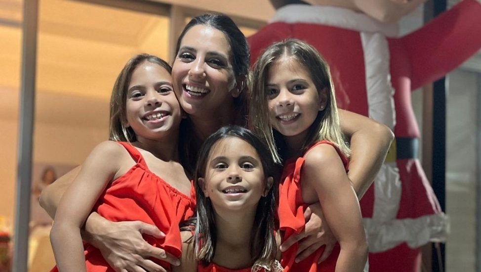 Cinthia-Ferández-y-sus-hijas-974x550